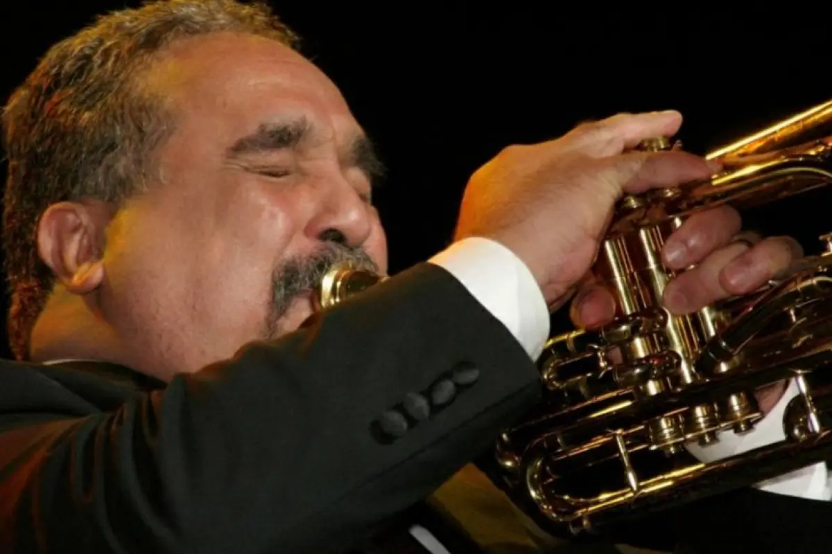 El legendario músico Willie Colón en una de sus presentaciones icónicas como referente de la salsa mundial.