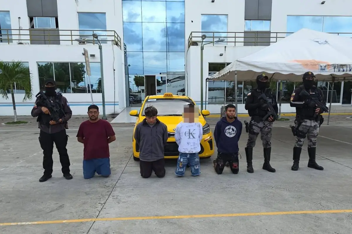 Cuatro ocupantes armados en taxi fueron detenidos tras persecución en Manta, La Marea