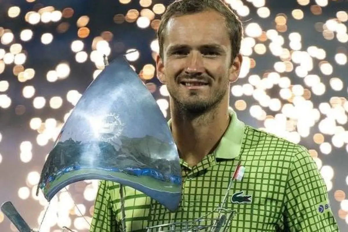 El tenista ruso Daniil Medvedev con su segundo título, Redes