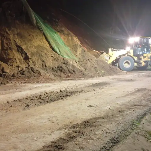 Deslizamiento de tierra obliga al cierre de la vía antigua a Nayón tras intensas lluvias