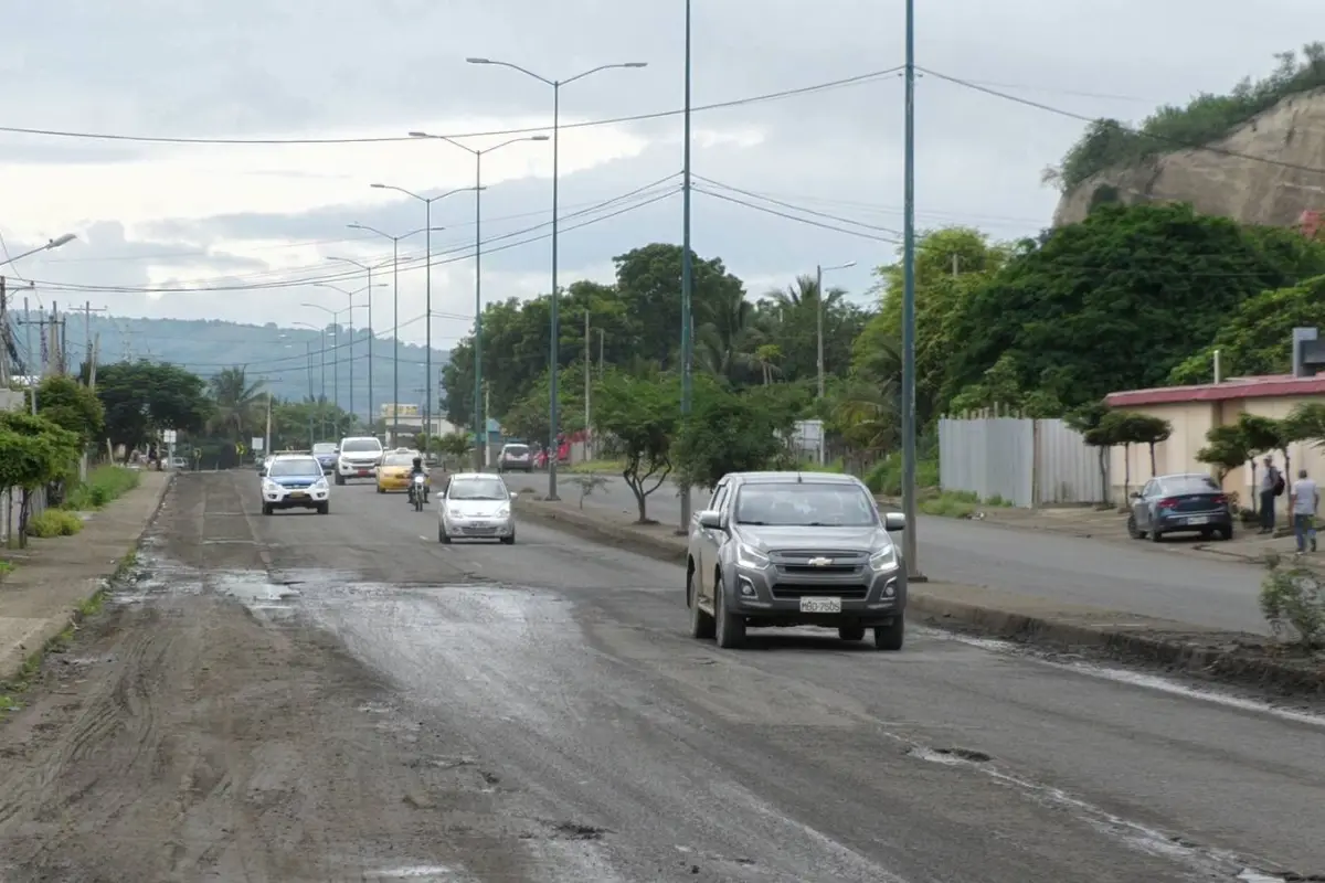 Tramos sin iluminación afectan seguridad en la carretera Portoviejo–Crucita, producción El Diario