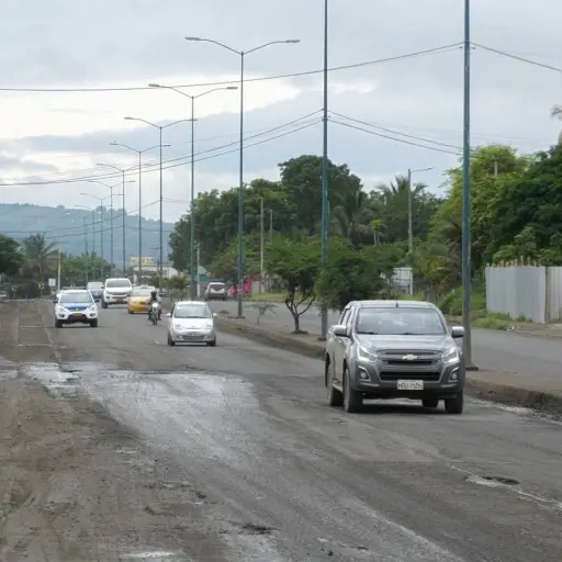 Tramos sin iluminación afectan seguridad en la carretera Portoviejo–Crucita