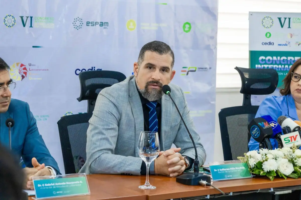 Guillermo Félix, rector de la ESPAM MFL en una rueda de prensa., Redes