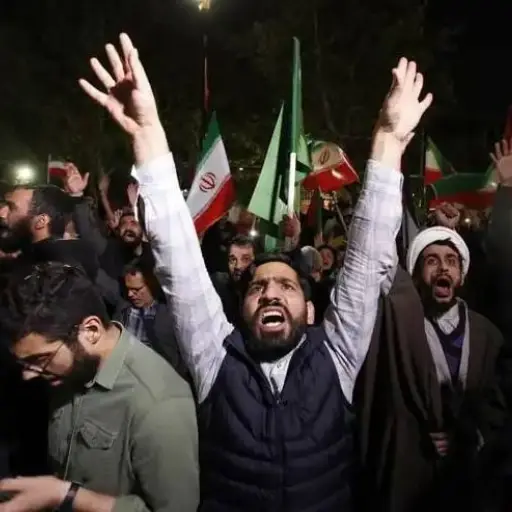 Festejos masivos de iraníes en Teherán tras anuncio de la muerte del líder supremo Alí Jameneí