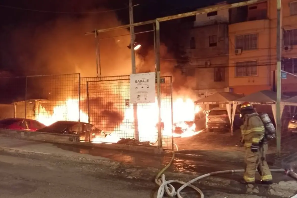 El voraz incendio generó alarma en un sector de Manta. 