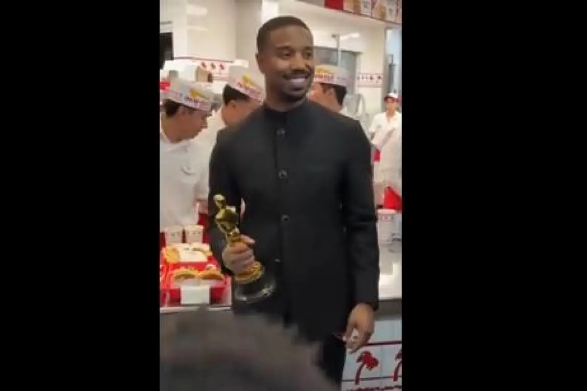 Michael B. Jordan llegó al establecimiento con su Óscar.