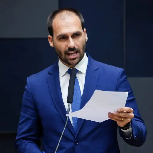 Hijo de Jair Bolsonaro enfrenta proceso disciplinario en Brasil por ausencias laborales y riesgo de destitución