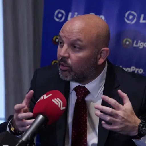 Miguel Ángel Loor, presidente de la Liga Ecuabet, defiende entrevistas de medio tiempo tras grotesca respuesta de delantero de Barcelona SC