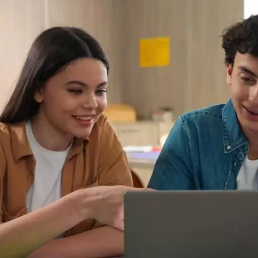Because He Is Nice 2026: ciudadanos podrán postular hasta el 27 de marzo de 2026 a becas virtuales de inglés