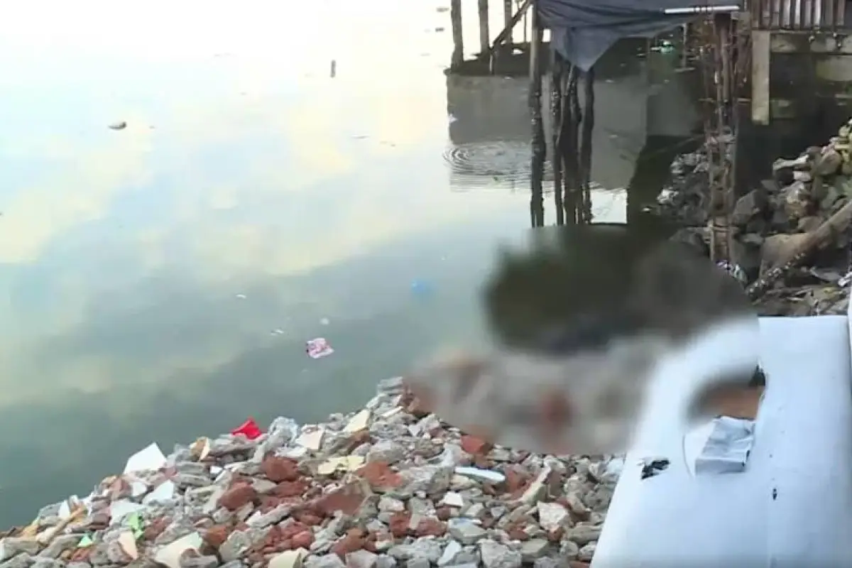 El cuerpo estaba a pocos metros de las casas de caña sobre el Estero Salado., Captura de video.