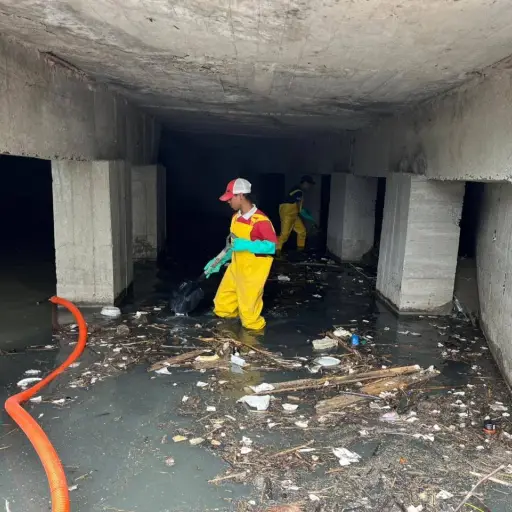 EPAM limpia ductos en el barrio Jocay para prevenir desbordamientos