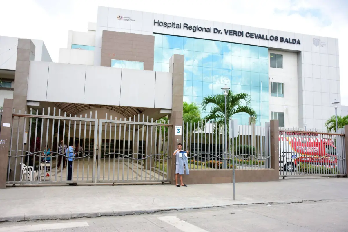 Personal del Hospital Verdi Cevallos de Portoviejo realiza plantón por falta de limpieza e insumos médicos, producción El Diario