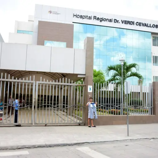 Personal del Hospital Verdi Cevallos de Portoviejo realiza plantón por falta de limpieza e insumos médicos
