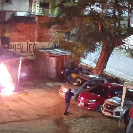 Incendio en un parqueadero de vehículos en el centro de Manta fue intencional
