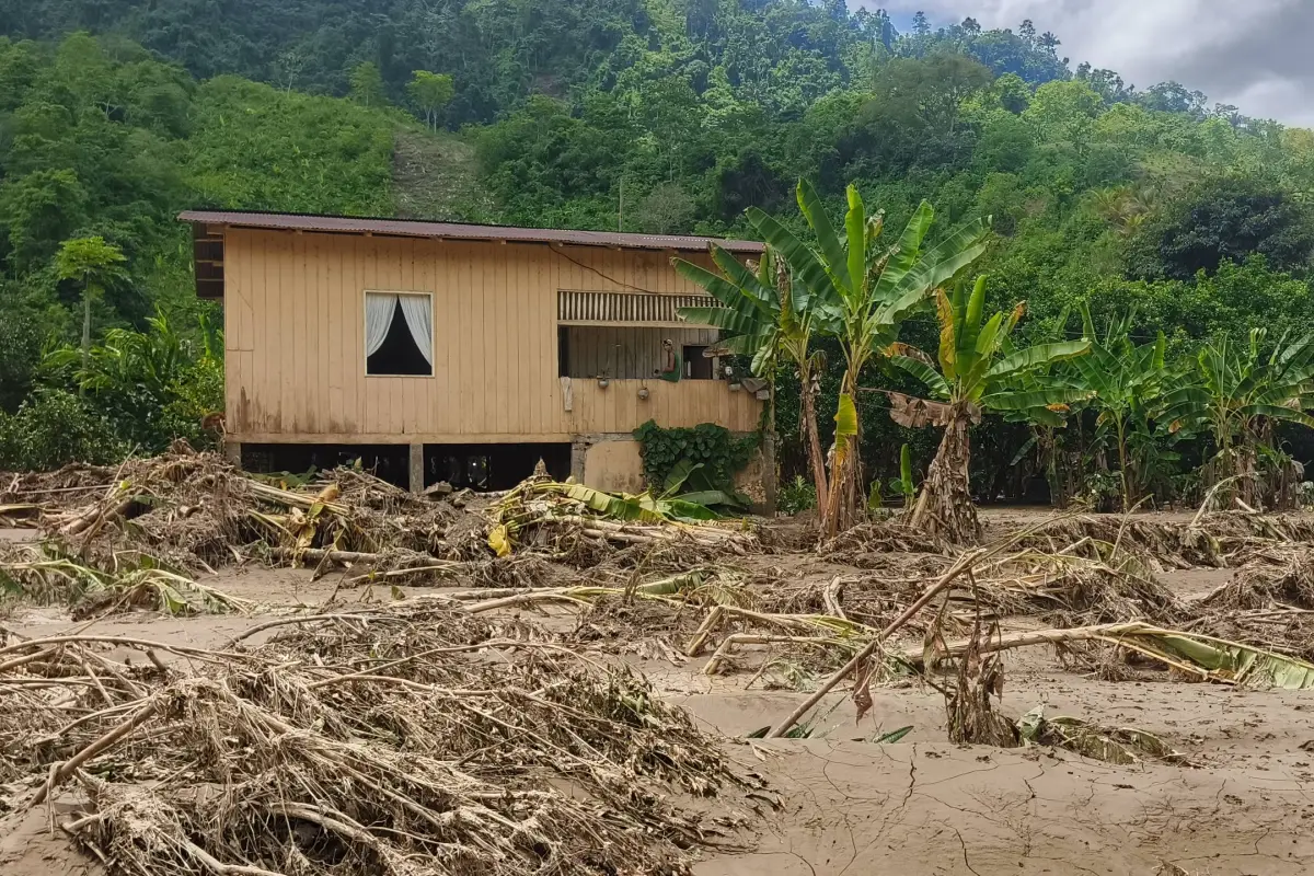 Unas de las viviendas afectadas por al creciente del río Santo, en la parroquia Ricaurte, en Chone, César Vélez