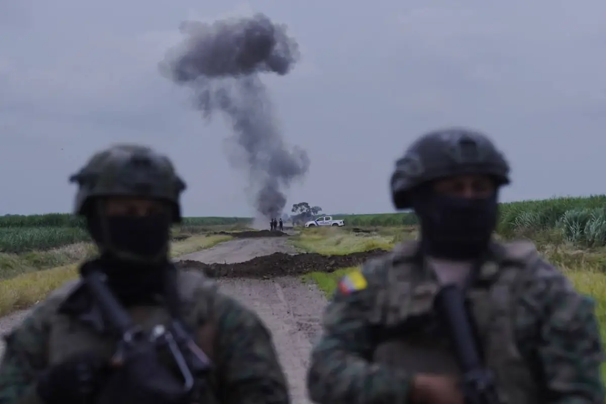 La Fuerza Aérea inhabilitó un área (pista) que posiblemente era usada para el transporte de drogas, armas y dinero del narcotráfico, Agencia API.