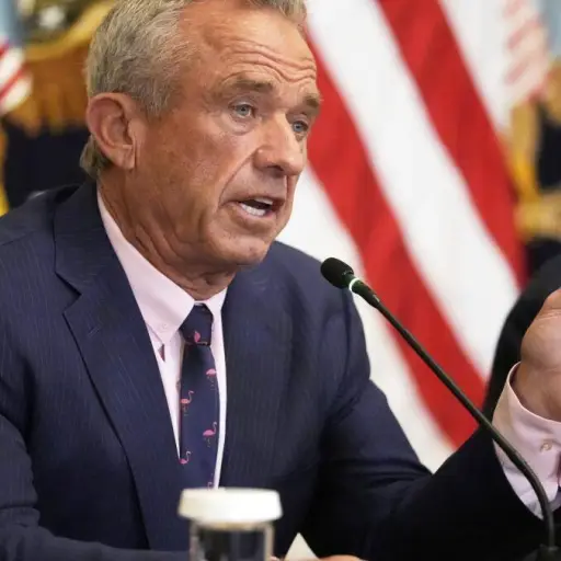 Juez federal bloquea parte de la reforma de vacunación impulsada por Robert F. Kennedy en Estados Unidos