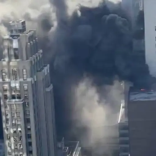 Caos en Nueva York: rascacielos de Manhattan en llamas a metros del famoso desfile del Día de San Patricio