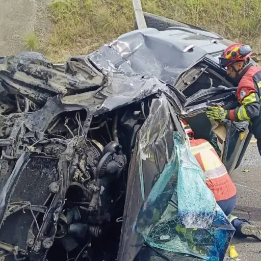 Choque en la Ruta Viva, en Quito, dejó cuatro heridos y cerrada la vía al aeropuerto por varias horas