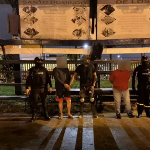 Operativos en Santo Domingo de los Tsáchilas dejan combustible recuperado y detenidos durante controles del toque de queda