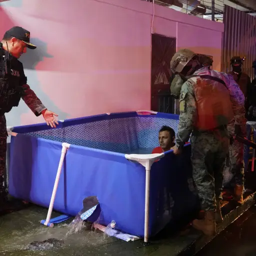 Operativos durante el segundo día del toque de queda dejan más de cien detenidos en Ecuador