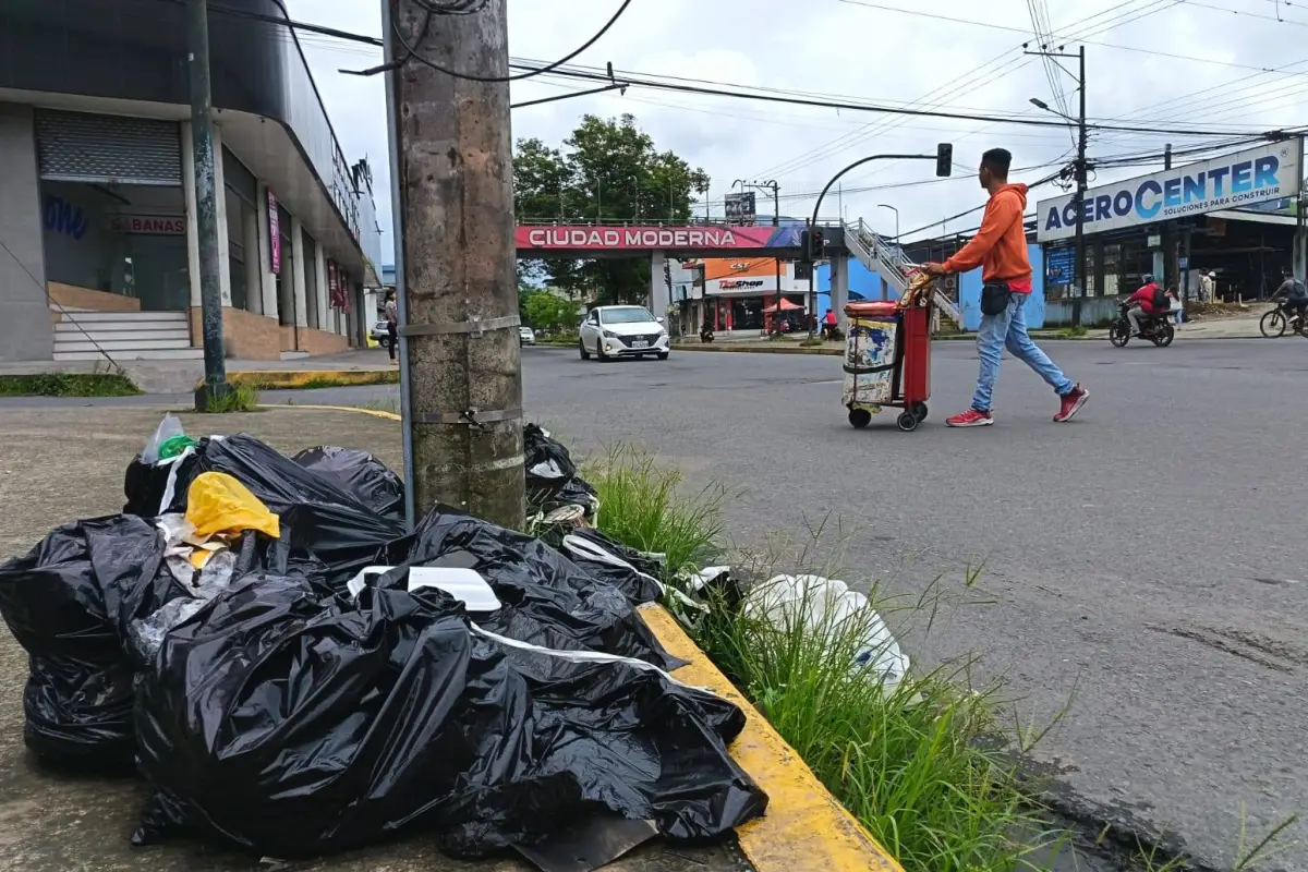 En la esquina de la avenida Esmeraldas y calle Tiputini la basura permaneció hasta el mediodía de este martes., Centro