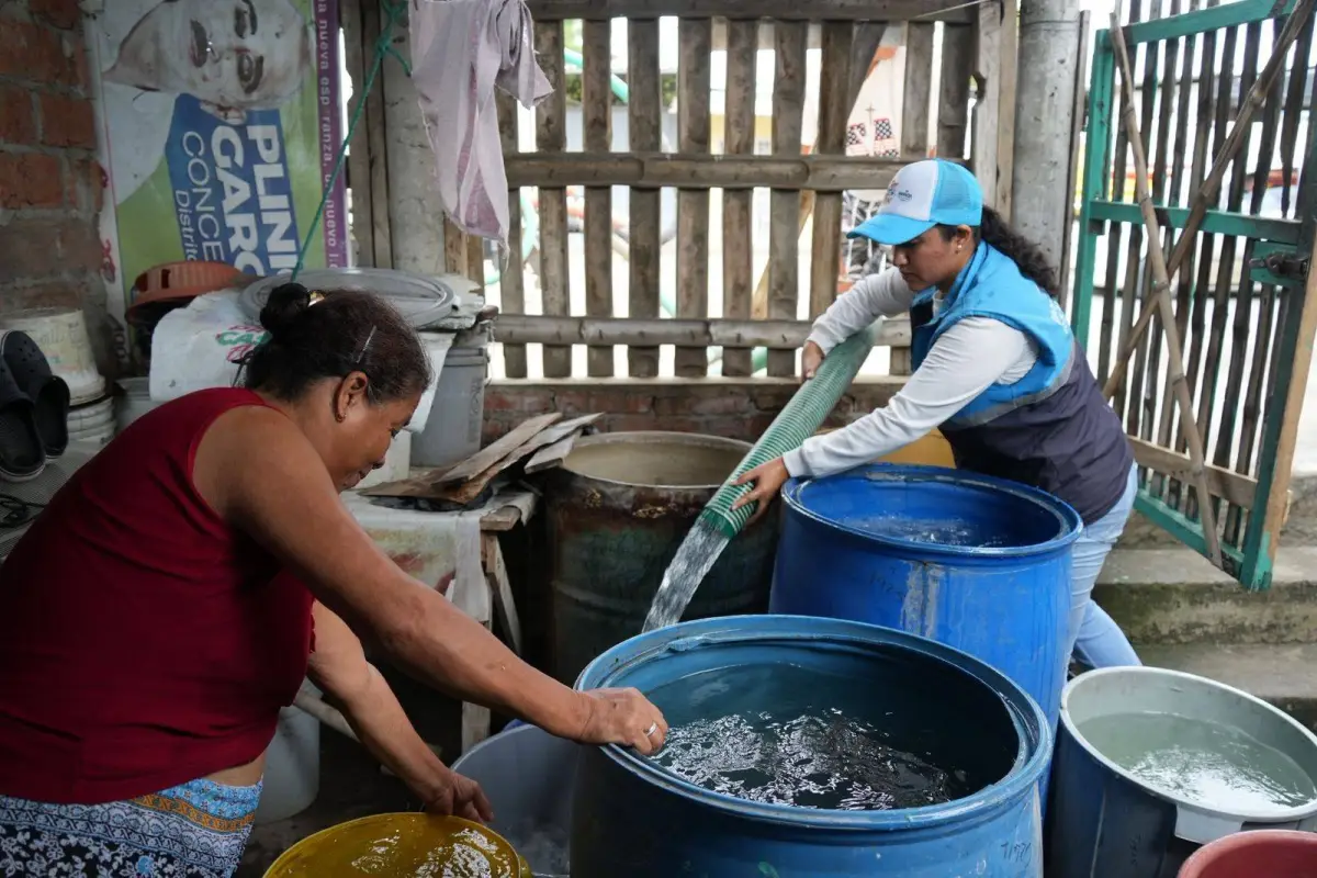 En algunos barrios el agua llega a través de tanqueros. El proyecto de desaladoras tendrá una inversión de USD 5,1 millones., El Diario