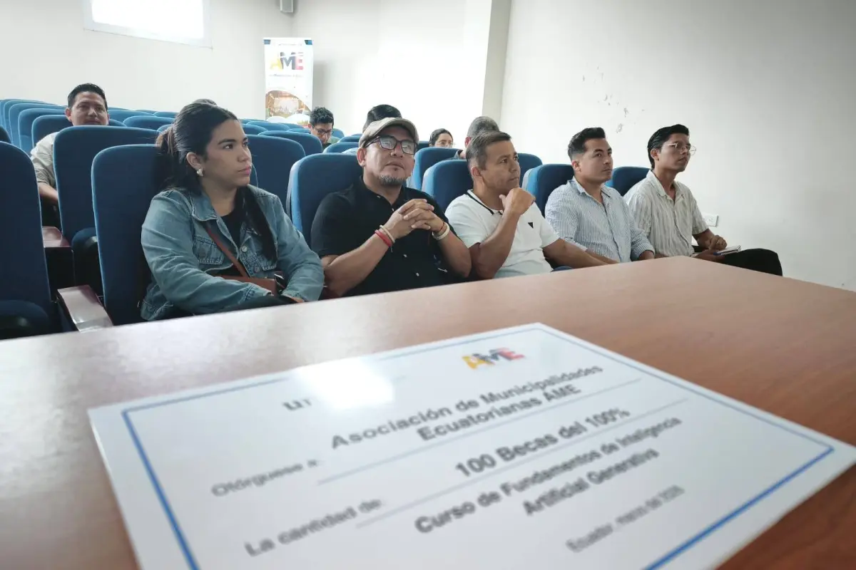 AME y UNIR capacitan a funcionarios en inteligencia artificial aplicada a la gestión pública en Portoviejo, cortesía