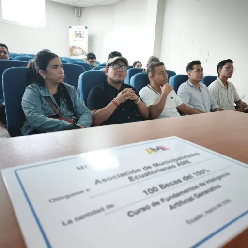 AME y UNIR capacitan a funcionarios en inteligencia artificial aplicada a la gestión pública en Portoviejo