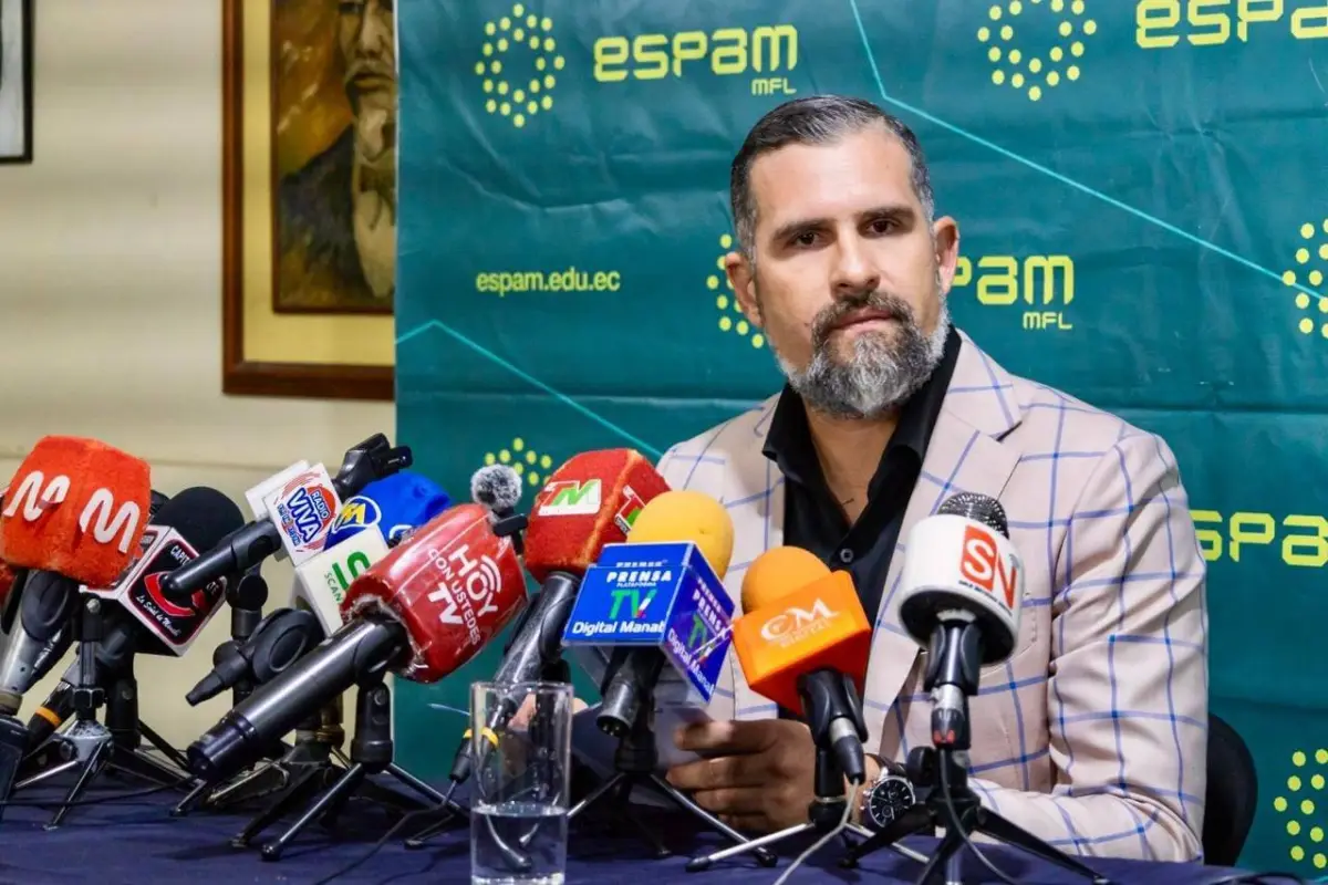 El rector de la ESPAM MFL, Guillermo Félix, durante una rueda de prensa, El Diario