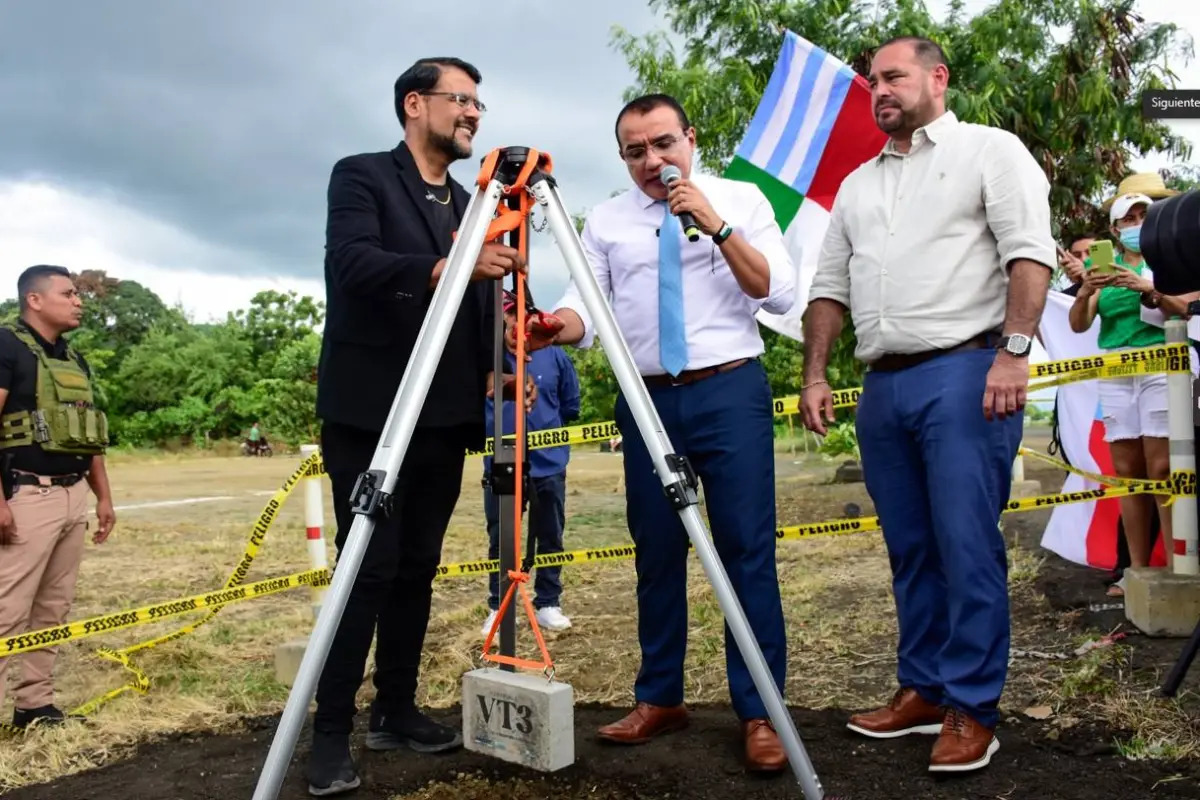 El alcalde Javier Pincay (centro), junto al concejal Jorge Gutiérrez y el gerente de Portovivienda, Héctor Párraga, durante la colocación de la primera piedra de la VT3., El Diario.