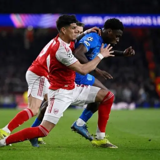 Arsenal avanza a cuartos con actuación sólida y presencia de Piero Hincapié