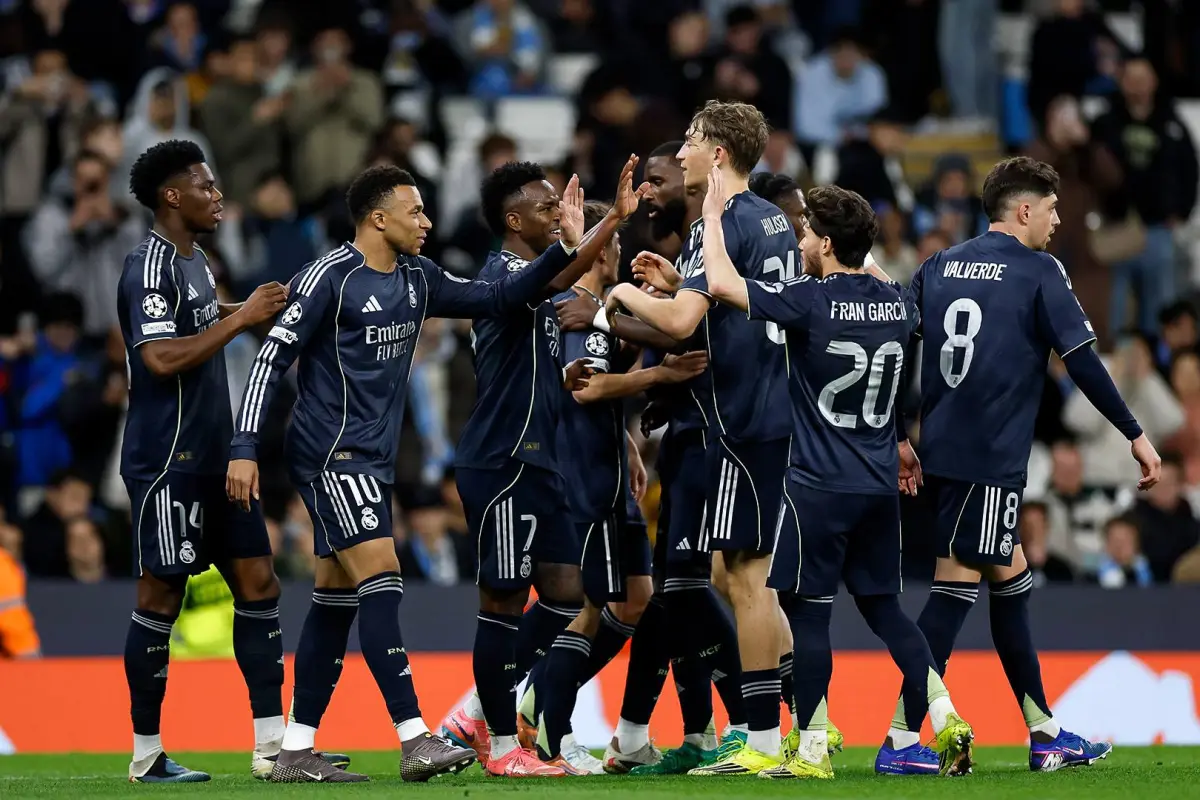 Jugadores del Real Madrid celebran la clasificación. 
