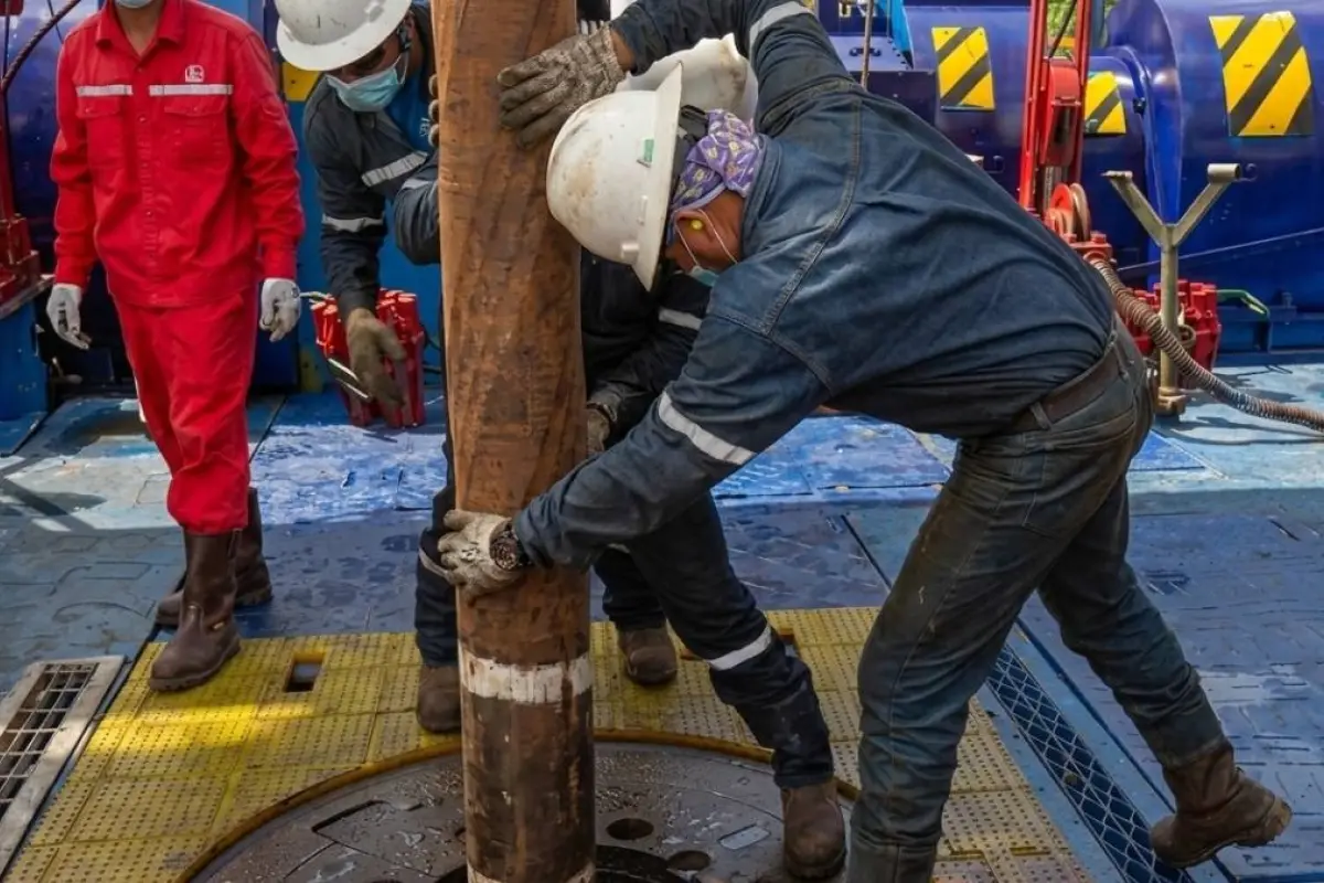 El repunte del precio del petróleo por el conflicto en Medio Oriente beneficia los ingresos petroleros de Ecuador.