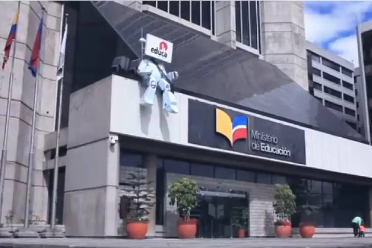 Fachada del Ministerio de Educación donde se ratificó el cierre de la Unidad Educativa Émile Jaques Dalcroze.