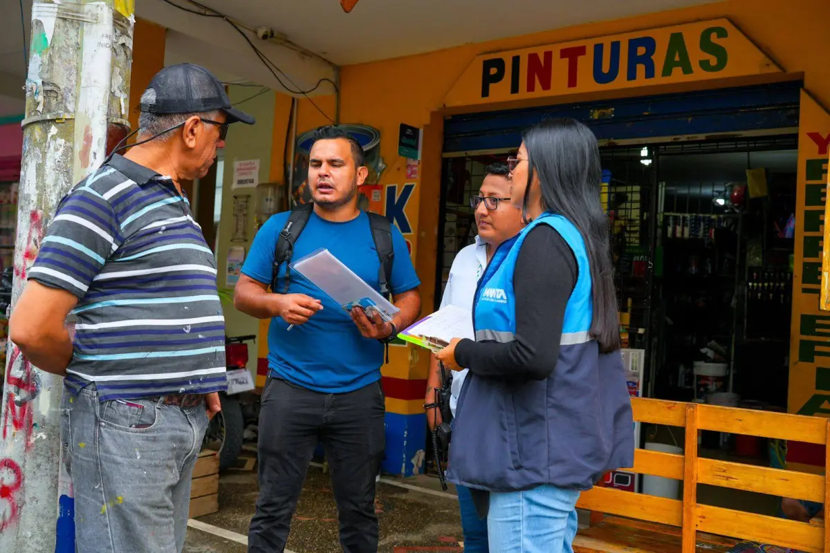 Personal de Participación Ciudadana socializando los nuevos horarios con los comerciantes de la Av. 103 de Los Esteros., El Diario