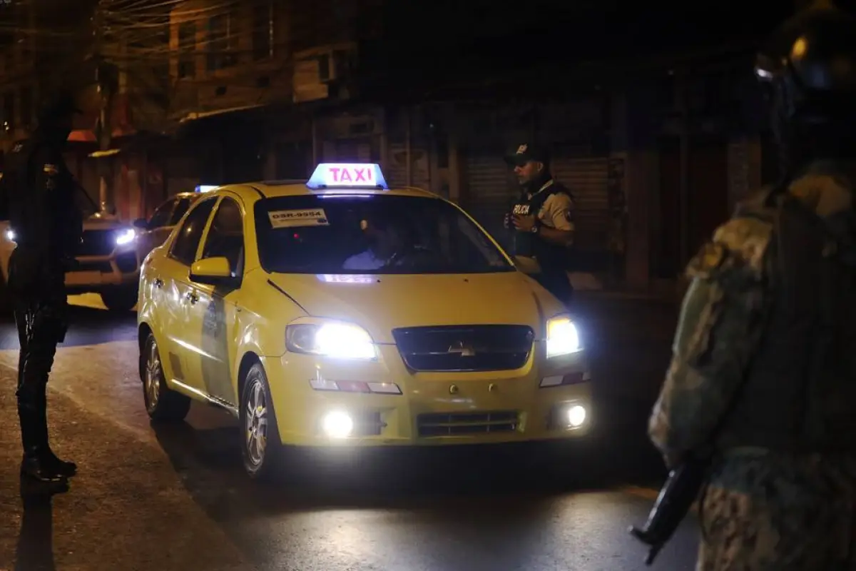 Militares realizarán controles durante el toque de queda en Ecuador 2026.
