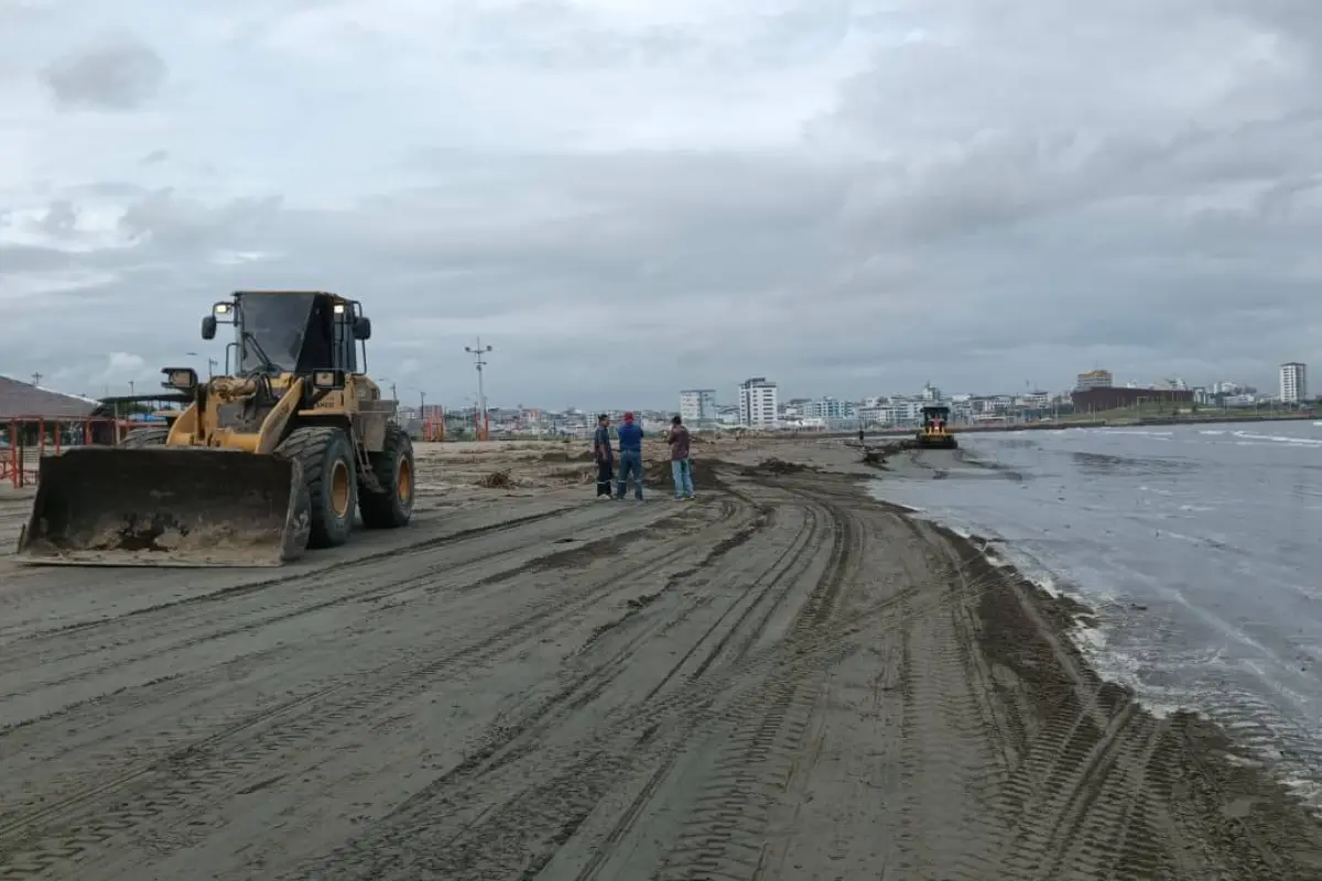 Maquinaria limpiando la playa de Tarqui., El Diario