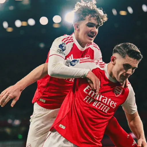 Piero Hincapié ingresa desde el banco y asiste en el triunfo agónico 2-0 del Arsenal ante Everton  