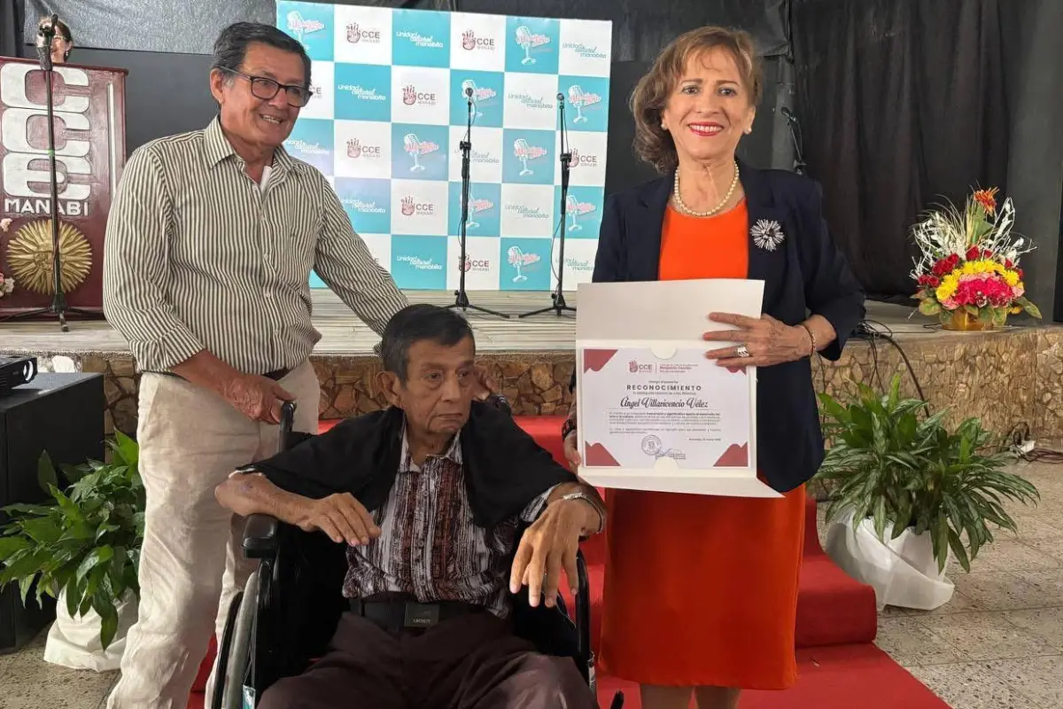 El artista Ángel Villavicencio, llegó el su silla de ruedas para recibir el reconocimiento., Cortesía