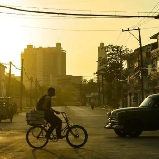 Apagones, escasez y turismo en caída: así se profundiza la crisis que paraliza a Cuba