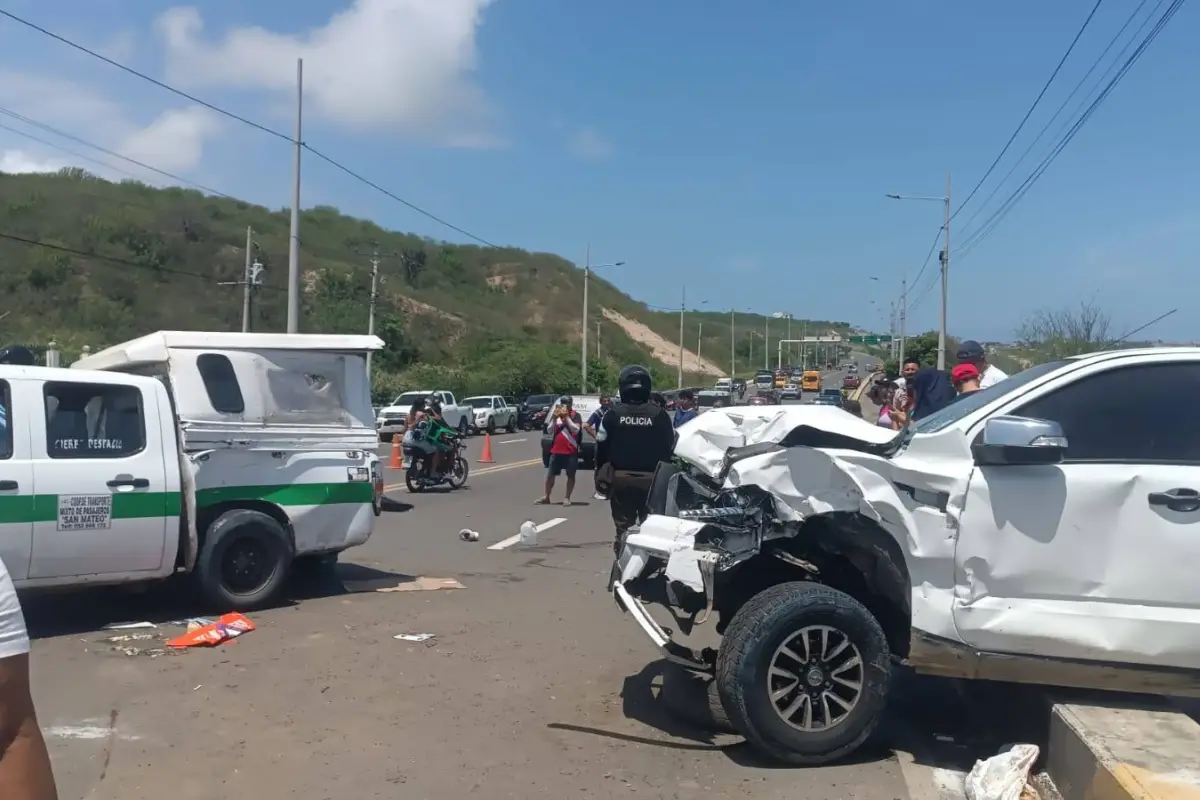 Personal médico no logró salvar a una de las heridas del fuerte choque en Manta.