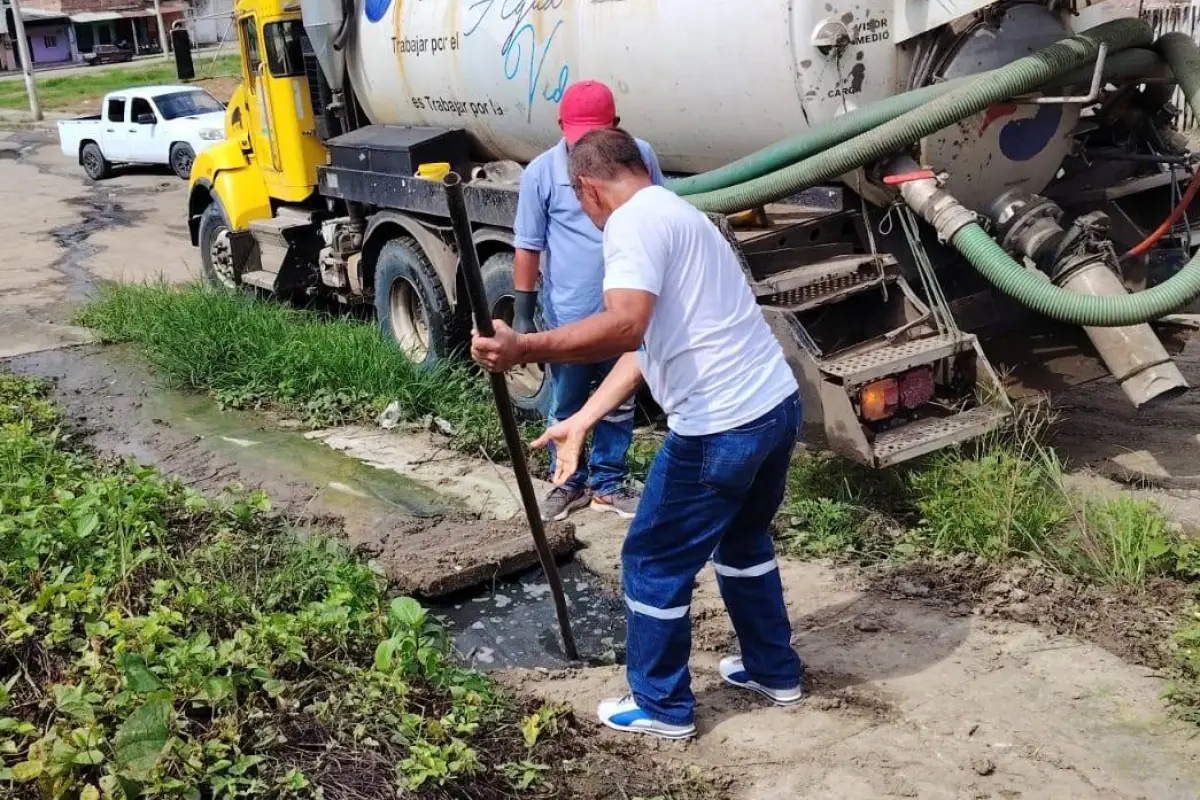 Personal de la empresa de agua y alcantarillado de Jipijapa, realiza la limpieza de las alcantarillas colapsadas., Cortesía