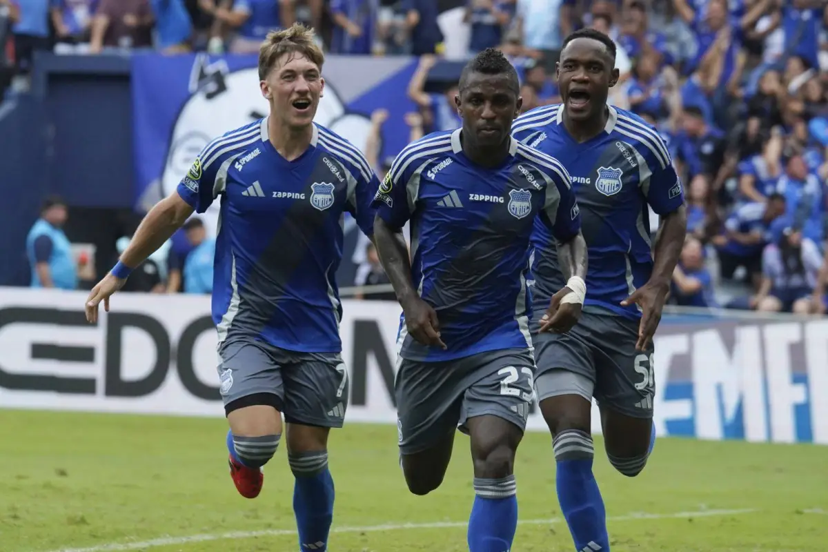 Miller Bolaños y sus compañeros celebran el gol del triunfo de Emelec ante Orense