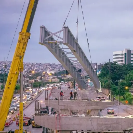 Montaje de vigas en el paso elevado de la av. del Bombero avanza en Guayaquil