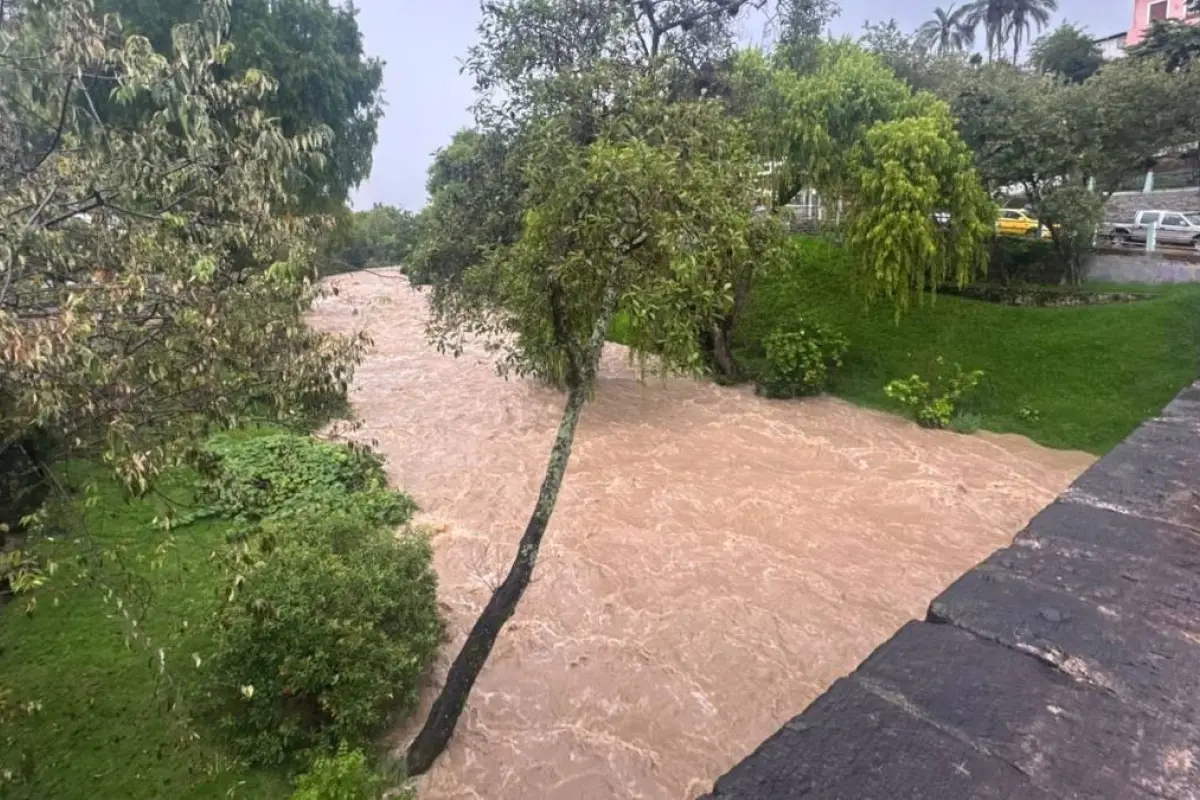 Localizan el cuerpo de un joven tras caer al río Tomebamba en Cuenca, provincia de Azuay.