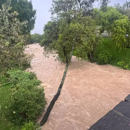 Localizan el cuerpo de un joven tras caer al río Tomebamba en Cuenca, provincia de Azuay