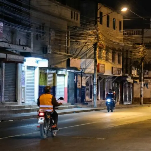 ¿Quiénes pueden movilizarse durante el toque de queda dispuesto en cuatro provincias de Ecuador?