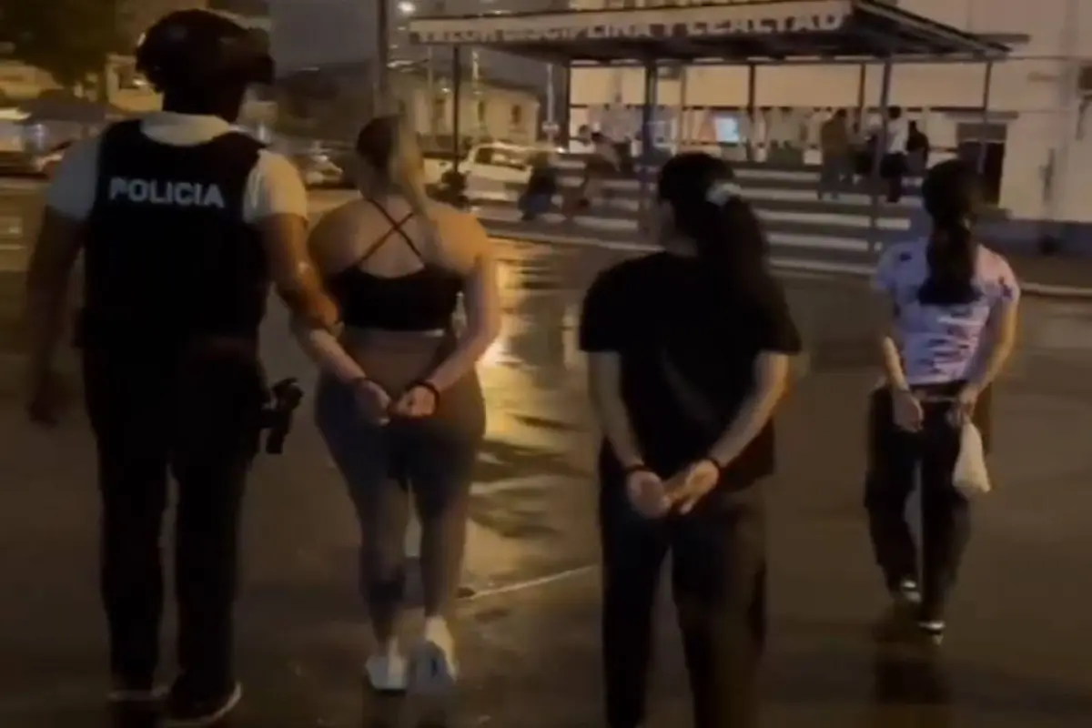 Las mujeres fueron acusadas de extorsión y están a la espera de una decisión judicial para conocer su futuro legal., Captura de video