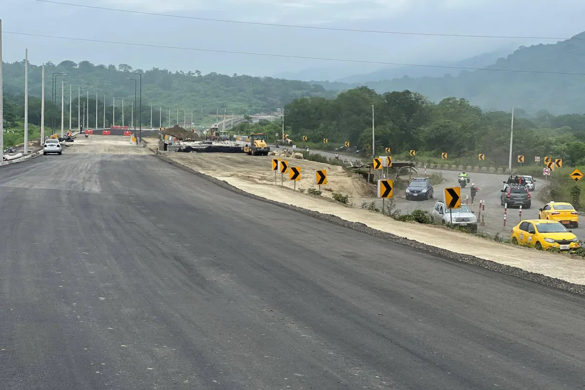 Un tramo de la nueva vía sobre el primer puente, ya ha sido asfaltado., El Diario